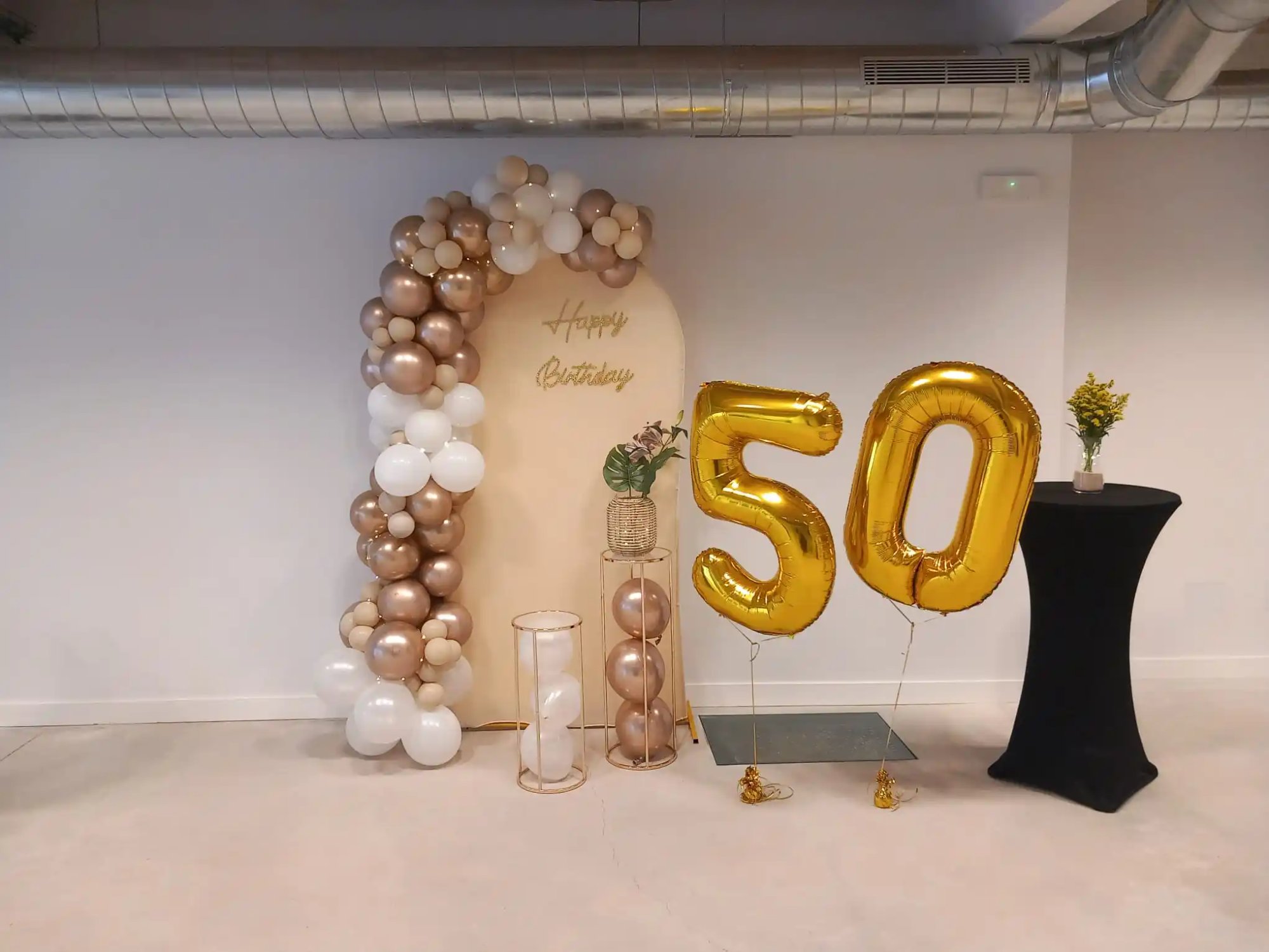 Decoración de una fiesta de cumpleaños con globos dorados