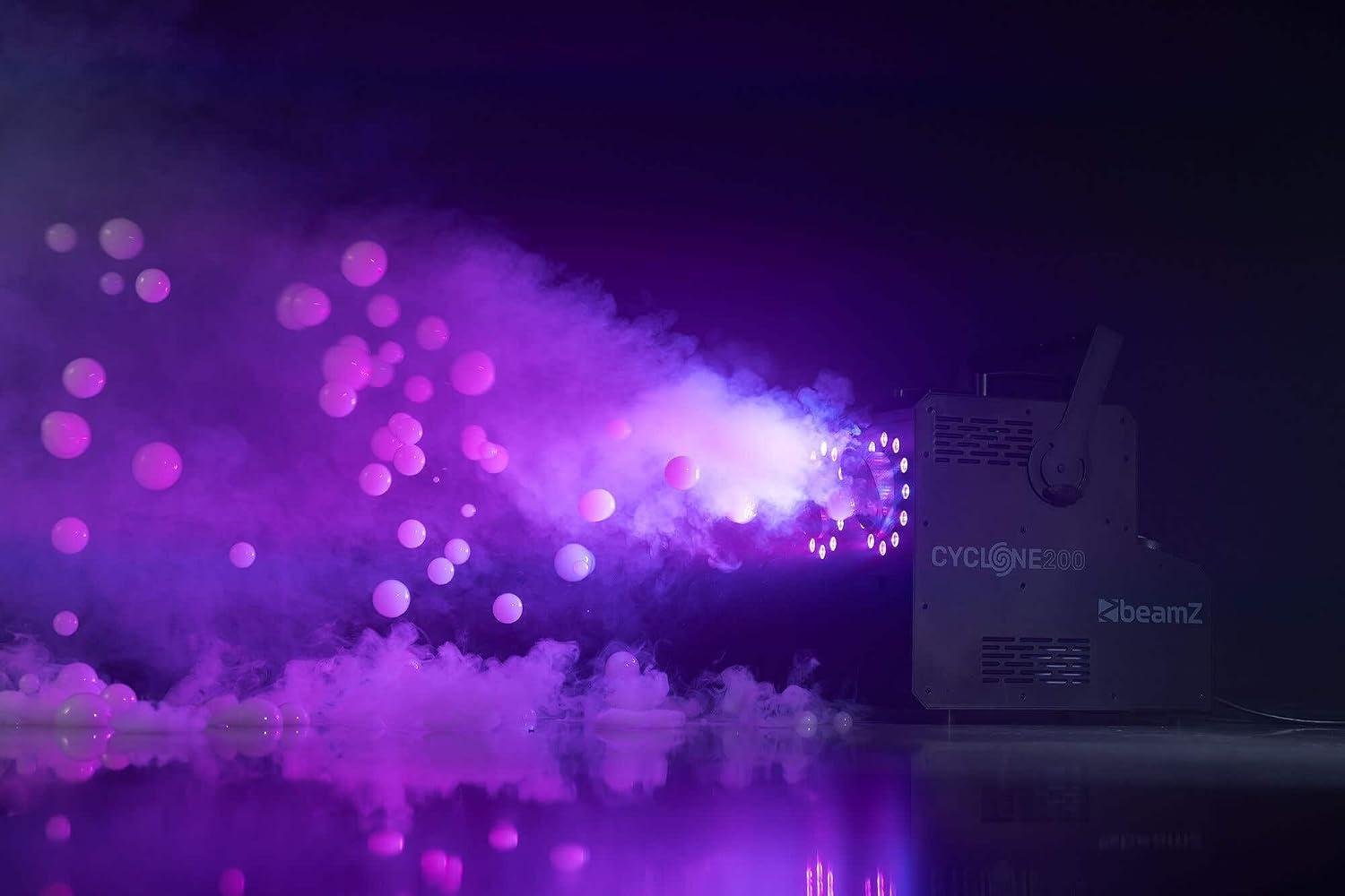 Máquina de burbujas y humo iluminada en un evento