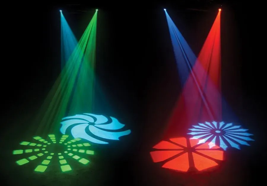Haces de luz verde, azul y roja de un proyector profesional